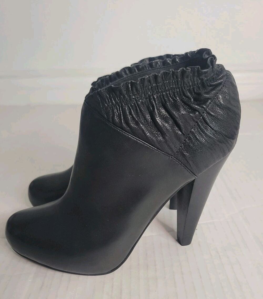 Steve Madden Cristaa Boots Womens 8M Black Leather Heel Booties Ankle Ruffled